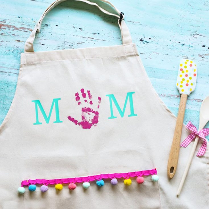 Love your mom&rsquo;s home-cooked meals and looking to show her your utmost appreciation? Try adorning her apron with your creative flair to turn her kitchen item into her favorite kitchenware.