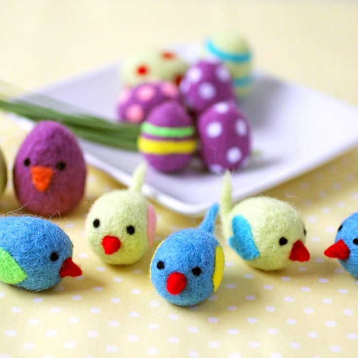 Follow the tutorial video to achieve this outstanding design for Easter! These felted birds might require a couple of hours of your day to finish, but it is all worth it. Your hard work will not go unnoticed, and your friends will gush at them.&nbsp;