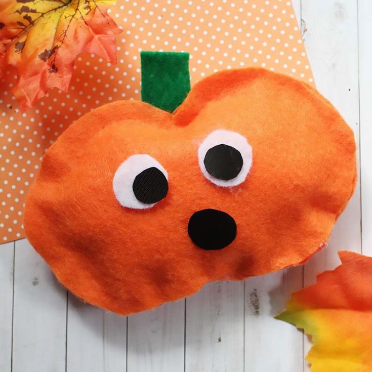 You can craft this adorable no-sew felt pumpkin to decorate your mantle, transform it into a keychain, and many more. It&rsquo;s easy to make, and your kids will absolutely adore them.