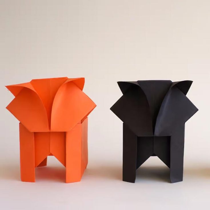 Are you a cat lover? If so, this origami box might be the one for you! It&rsquo;s also a neat box for you to put candies and small gifts into for your favorite colleagues. Make their day(or yours!) with this adorable craft!