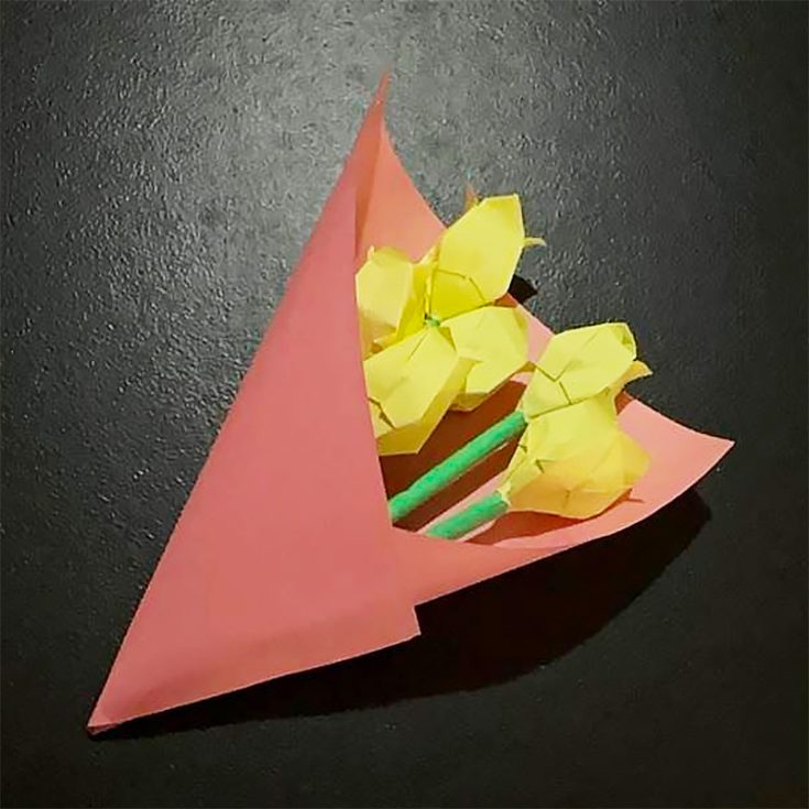 Is a simple origami flower not enough? Opt for this origami flower bouquet for something more dramatic.
