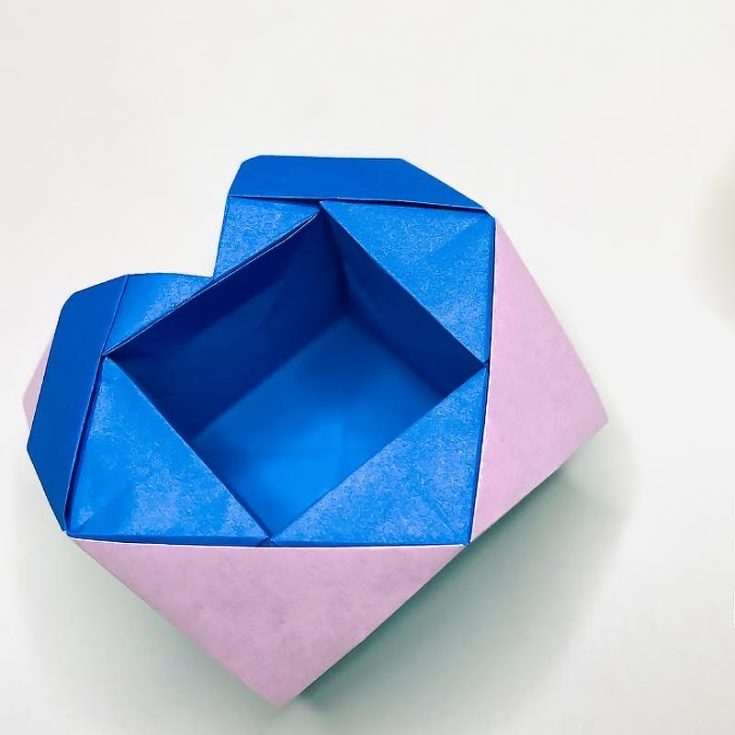 We've shown you a couple of variations of heart boxes by now, but this one takes the cake regarding intricacy. Made with fantastic precision, this origami box reflects your time and effort.