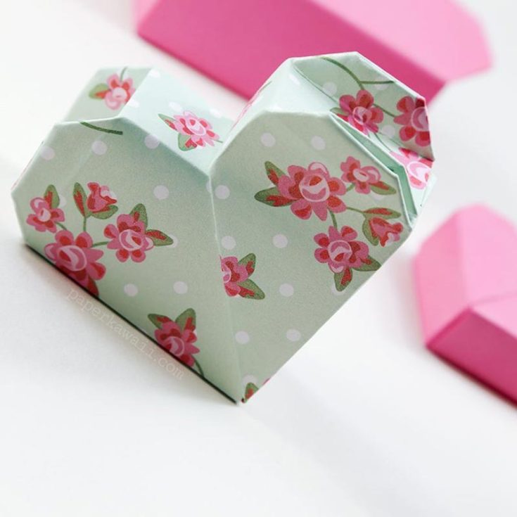 This beautiful heart-shaped origami box is just fantastic for packaging small gifts. Try using some beautiful chiyogami paper, and you'll get yourself an intricate jewelry gift box!