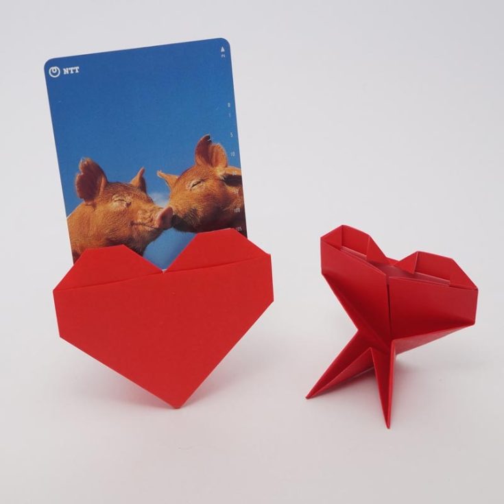 What better way to keep photos of your most treasured memories than putting them on an origami heart stand? Whether it's a photo of your beloved pets or your favorite grandma, this origami will ensure they get the love they deserve.
