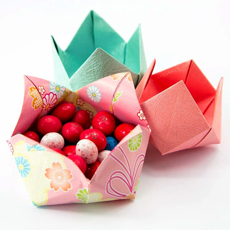 Learn how to fold a tulip-shaped bowl origami flower with a pinwheel pattern inside. It can be used as a small origami box for sweets or to store other items.