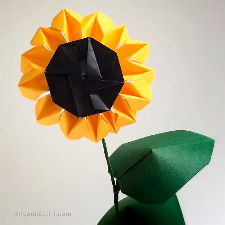 This unique sunflower origami is lovely, and the center uses a unique technique. Make more to create a sunflower wreathe or a sunflower bouquet.