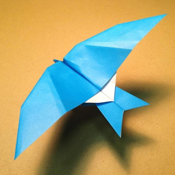 This genius origami swallow utilizes the characteristics of a paper plane to allow it to glide across the sky! Make one with your children and you'll have fun with this origami bird the entire day!