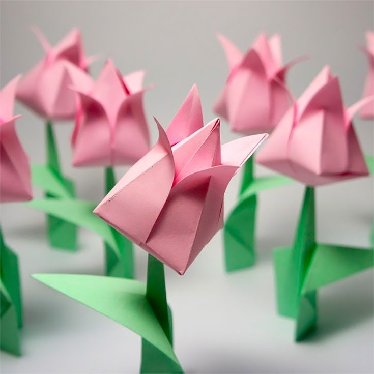 The difficulty level for this origami tulip flower is perfect for beginners. It's easy, quick and beautiful. This tutorial uses a 15cm x 15cm copy paper.