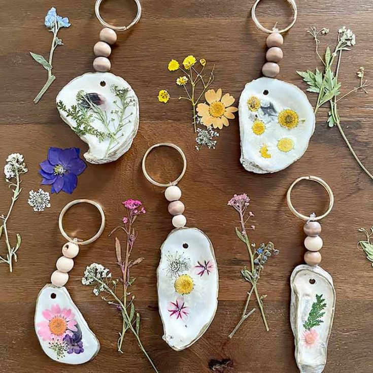 Create beautiful keepsakes by turning ordinary oyster shells into pretty keychains with delicate dried flowers. This quick and easy craft is perfect for beginners, and the result is a lovely accessory that adds a touch of nature to your everyday essentials.
