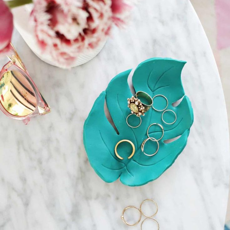 Embrace the summer and beachy vibes this Mother&rsquo;s Day with a lovely palm leaf ring dish gift! All you need are some air-dry clay and paint, you&rsquo;ll be on your way to creating a super cute and functional accessory for Mom&rsquo;s jewelry collection.