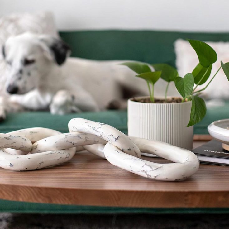 To all adults who think paper mache is for kids only, this aesthetic faux marble paper mache chain will certainly change your mind! It elevates your home d&eacute;cor in the most cost-affordable way.