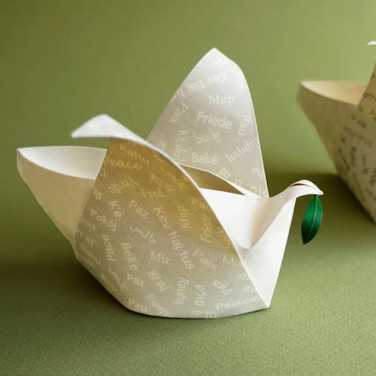 This peace dove box is wonderful for table gifts during weddings or parties. Try it out to amaze your wonderful guests while they enjoy your event! It can also double as chopstick holders!