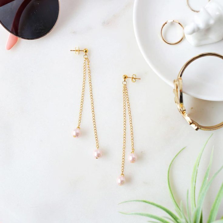 Pearl jewelry is a must-have in your Mom&rsquo;s collection. This Mother&rsquo;s Day, show her the gift of love with this amazing pearl dangle earrings! It&rsquo;s as easy as stringing faux pearls onto a wire and adding a touch of sparkle with decorative beads.