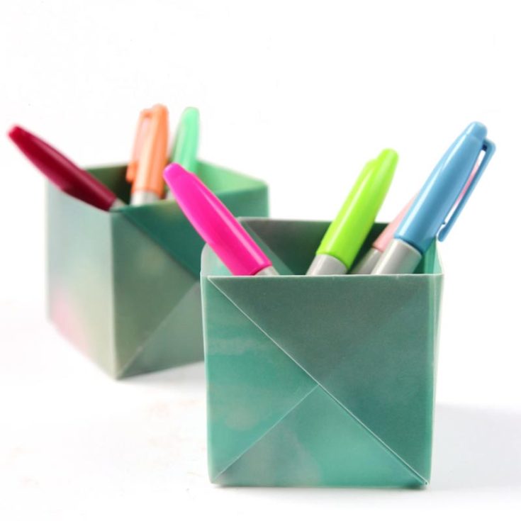 Want to organize your office table? Check out this pen holder storage box! Simple to make, and it gets its job done; It&rsquo;s the best pick to organize your work space! You can even add some stickers to add your own touches to it.