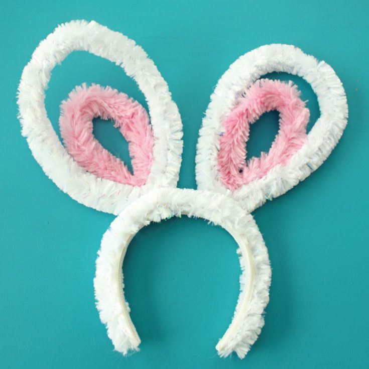 Hop into the holiday spirit with Easter bunny ears crafted from pipe cleaners. Whether you're hunting for eggs or attending a festive brunch, these adorable accessories are a must-have for Easter festivities.