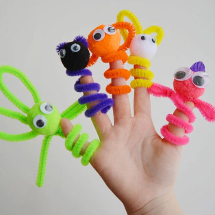 Bring your favorite stories to life with finger puppets made from pipe cleaners. Whether retelling classic fairy tales or creating your own adventures, these miniature characters will surely entertain.