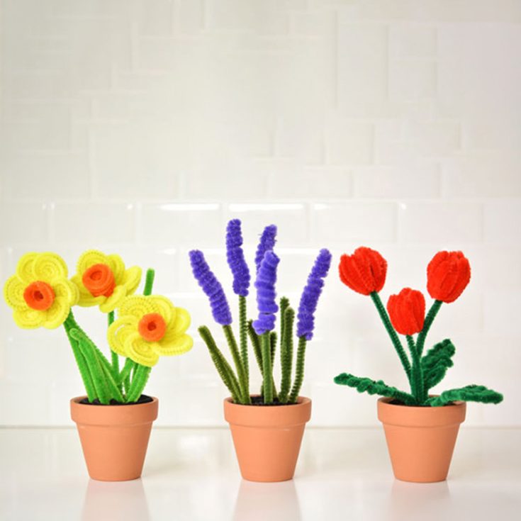 Check out these simple crafts: a bouquet of fragrant lavender flowers, tulips and daffodils using pipe cleaners. Not only will they add charm to any room, but they also make wonderful gifts for loved ones.