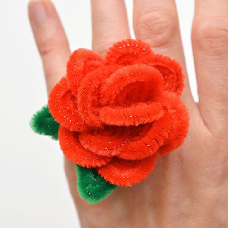 Create a timeless symbol of love with pipe cleaner roses, whether it's a single bloom or a dozen! Substitute the red for other colors if you&rsquo;d like, such as pink, purple, orange, blue or any colors to your liking.