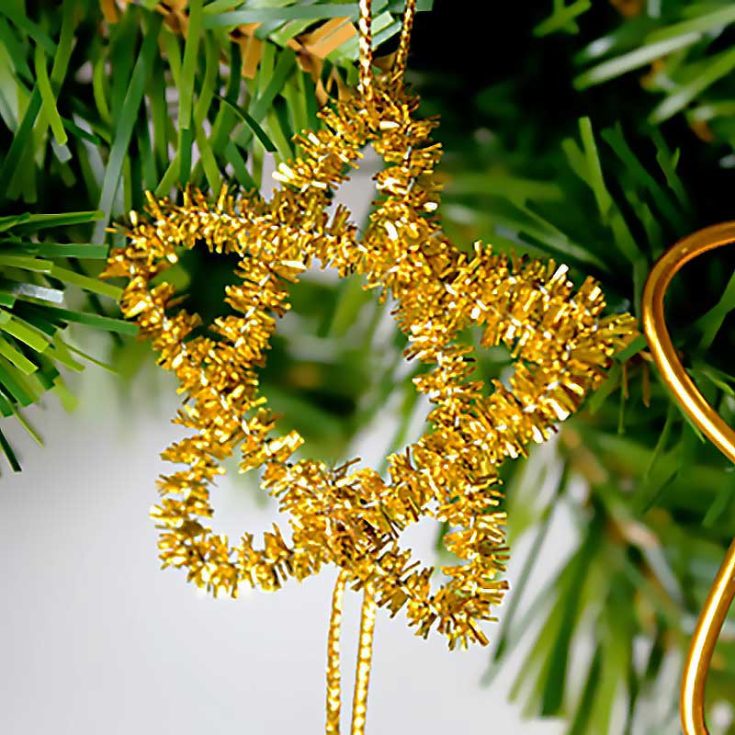 Add sparkle to your Christmas tree with these easy-to-craft glitter pipe cleaner stars. All you need is some glitter pipe cleaners along with nails to craft the pattern. These dazzling decorations are sure to shine bright all season long, making them a perfect addition to your collection of pipe cleaner Christmas crafts.