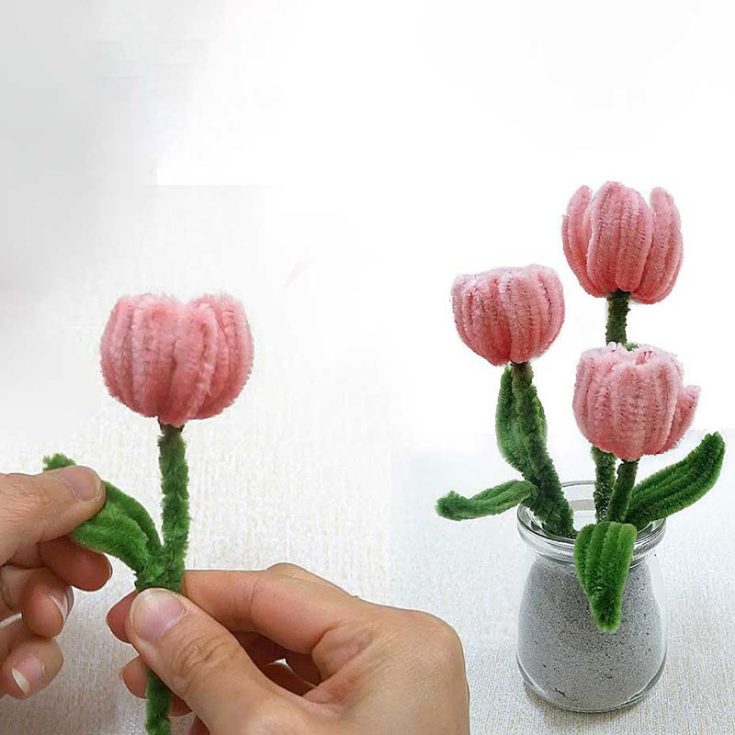 Need a cozy project for a lazy afternoon? These pipe cleaner tulips are perfect to decorate your desk with. Experiment with different colors, and you will have a bouquet of pipe cleaner flowers.