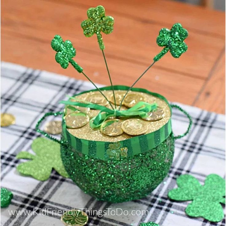 Looking for a fun project to make this holiday with your kids? Try this design out for size! It is irresistible to your little ones and a suspicious-looking leprechaun. He might just take them when you&rsquo;re not looking.