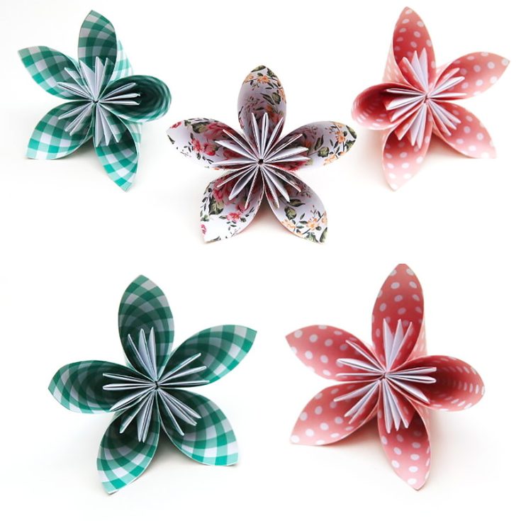 Only five pieces of paper are required to make this beautiful but easy origami kusudama flower. Simple and easy! Glue is used to stick the 5 petals together.