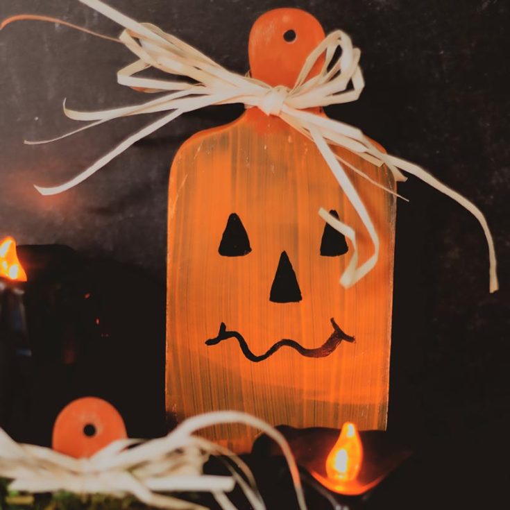 Not sure what to do with all the cutting boards at home? Follow the tutorial to learn what to do with them. It is a good lesson on making beautiful decorations and recycling.