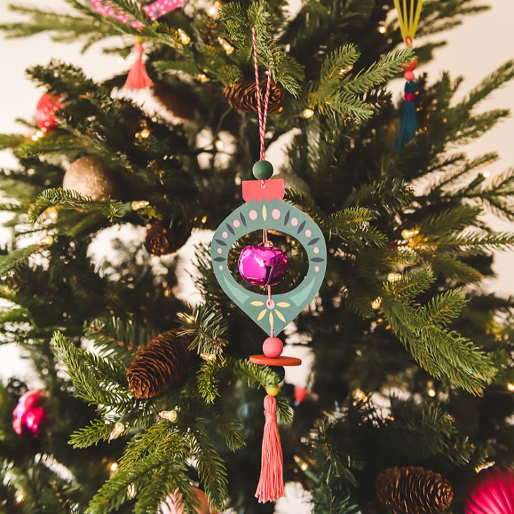 Bye-bye to modern decorations, and hello to retro style! These guys bring back the charm of the 70s/80s, taking you back in time with their vibe. The best thing about them is that they are printable and effortless!