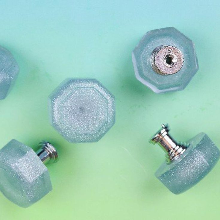 Get crafty and truly DIY by making your cabinet drawer pulls using resin! Glamorize your bedroom decor with these super cute practical knick-knacks.