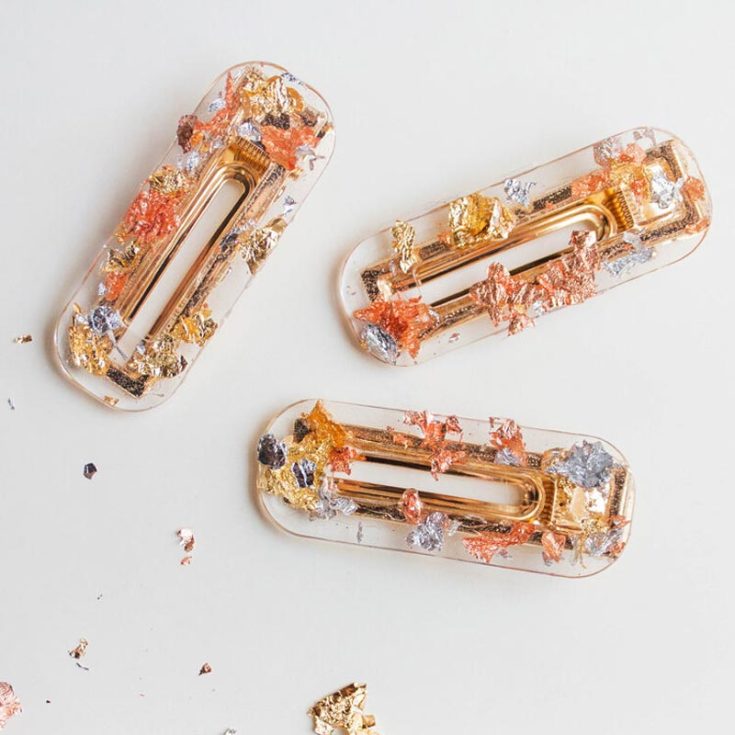 Add some foil flakes to these barrettes to create this classy jewelry. However, you can also add in other forms of embellishments. From flower petals to glitter and sequins, the possibilities are endless.