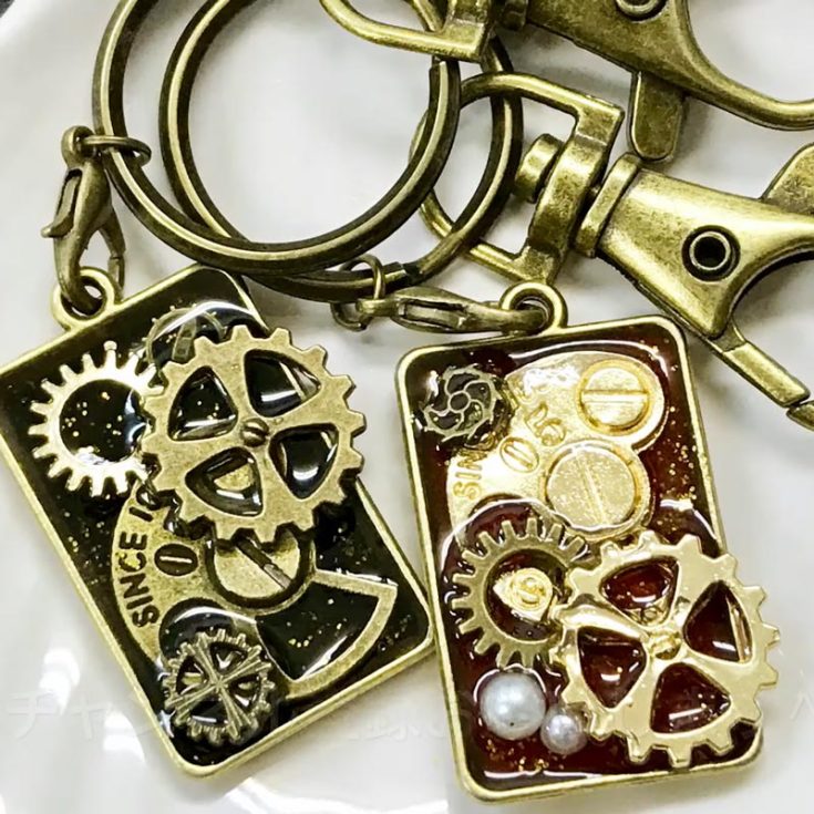 Try making these cool resin steampunk keychains over the weekend! It's super easy to make, so why not craft a matching pair for yourself and your partner?