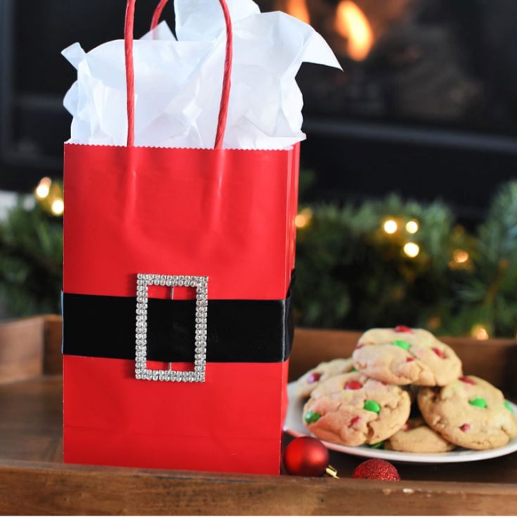 This Santa Belt gift bag is super fun to craft! All you need is a bright red paper bag, some black ribbon, and silver glitter paper for the buckle. You&rsquo;ll have an adorable, jolly bag that&rsquo;s just perfect for your holiday gifts.