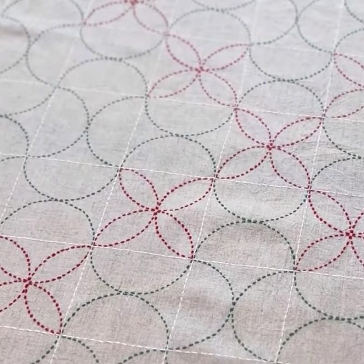 This Sashiko design is one of our personal favorites, and it is customized by The Green Wrapper! It simply is just a combination of two Sashiko patterns, the Hanmaru-tsunagi and Shippou-tsunagi. Isn&rsquo;t it so chic and stunning?&nbsp;