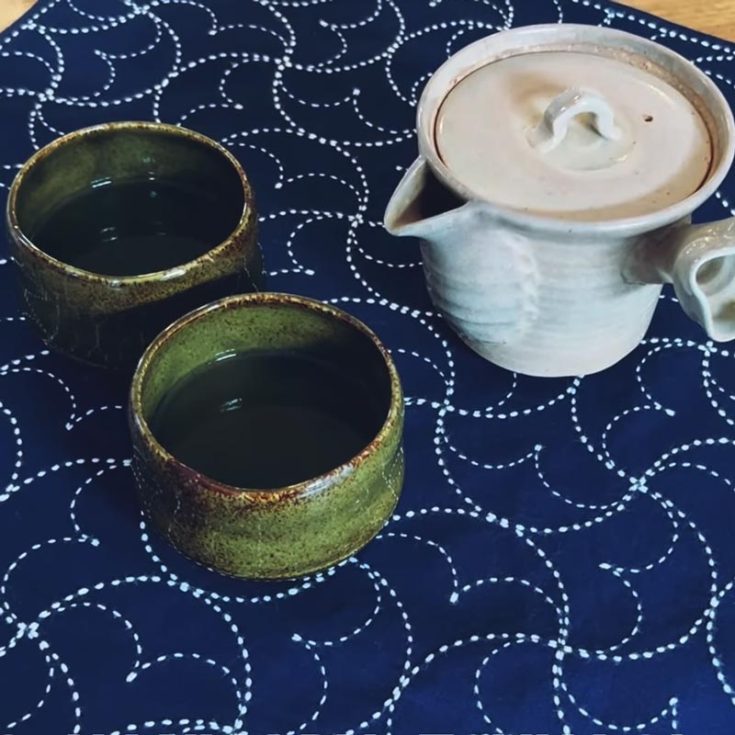 This beautiful design is called the Hanmaru-tsunagi, the linked semi-circles. One of our favorite characteristics of Sashiko is the amazing geometrical shapes it produces with one continuous stitch. Learn to make this pattern with the step-by-step guide to achieve this look in no time.