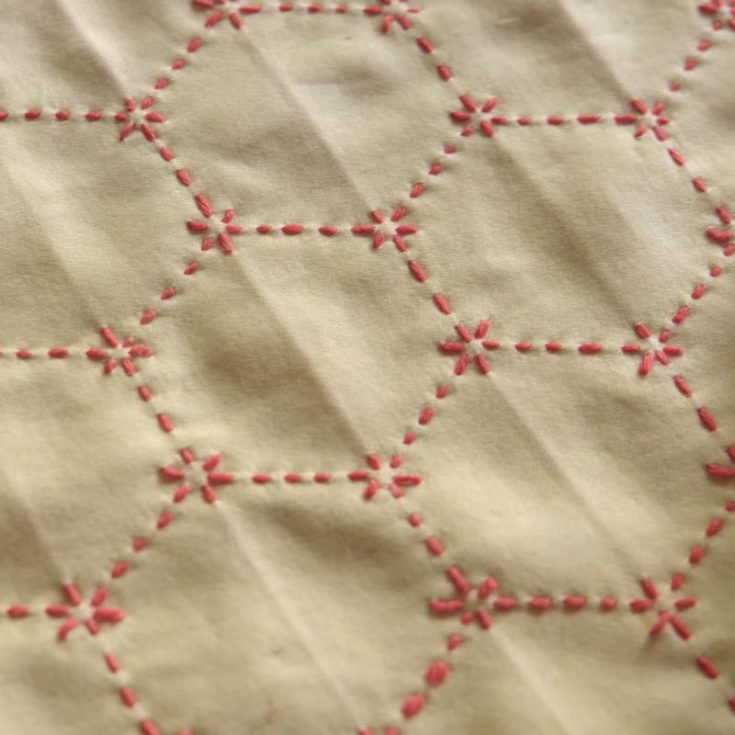 We are simply in awe at this gorgeous and well-done Sashiko design. With this design, you can turn ordinary fabrics into amazing masterpieces that are fully functional and practical. Check out part 2 of this craft here: - Sashiko Hanafukin with Tortoise Shell Pattern Part 2