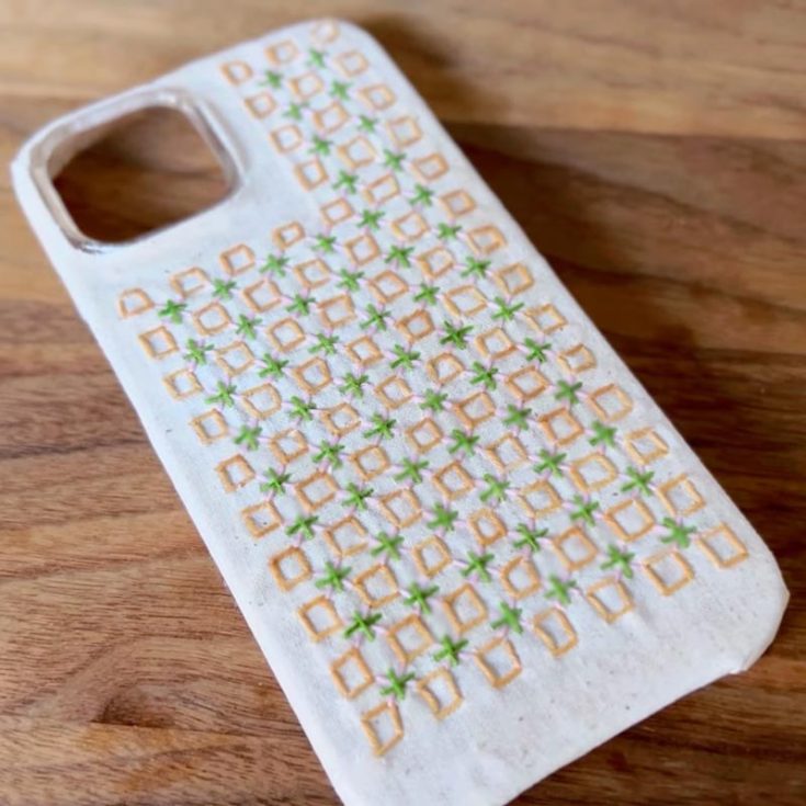 Here is another pattern that you can definitely try out. Though it seems a little complex, fret not. The guide in the video will be your companion in making this adorable phone casing design. It really is a one-of-a-kind pattern, and you can hardly find these designs in stores. Try it out now.