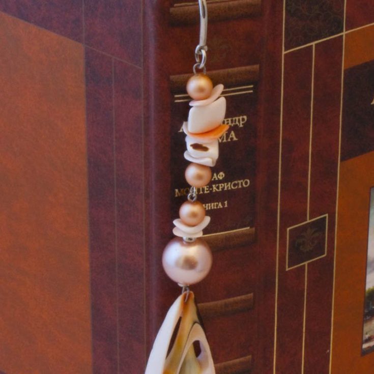 Make each page of your favorite book feel like a beach escape with a seashell bookmark. This sweet little coastal accent is perfect for anyone who loves the sea and it&rsquo;s like having a tiny piece of the beach with you, page after page.