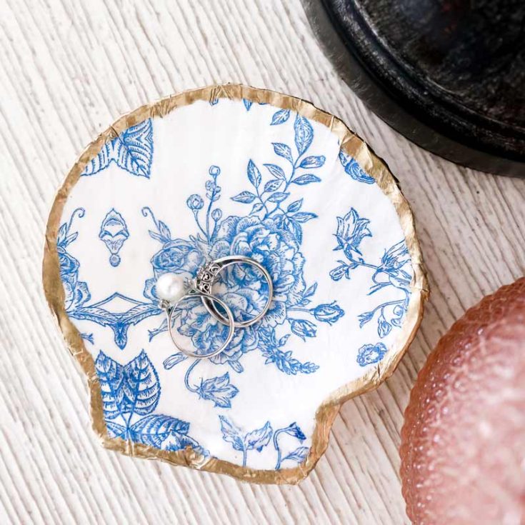 This seashell trinket dish is not only a great introduction to decoupaging for beginners but also adds a touch of elegance with its cute porcelain chinaware design and gold trim. Customize it with any napkin to create beautiful, personalized gifts for friends and family.