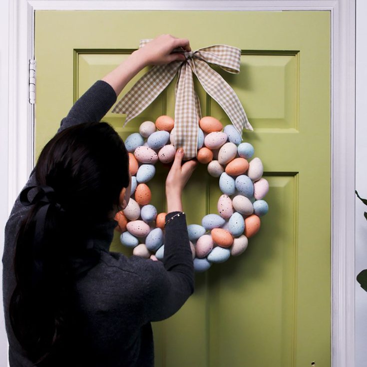 This amazing design comes with a tutorial video to help you achieve this craft smoothly and with ease. Simply grab some eggs from a nearby nest and start crafting! Be careful, though. The eggs might hatch!&nbsp;