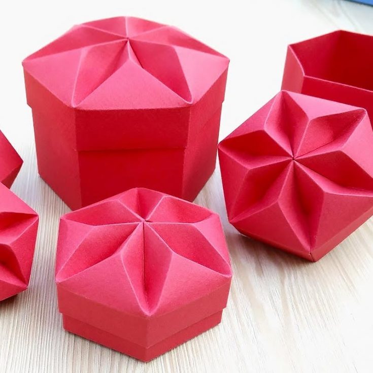 This origami box with lid offers an ornamental design that will complement your room perfectly. You can use it to store your jewelry, or even your favorite keepsakes from your favorite people. Try using chiyogami paper for a touch of maximalism!