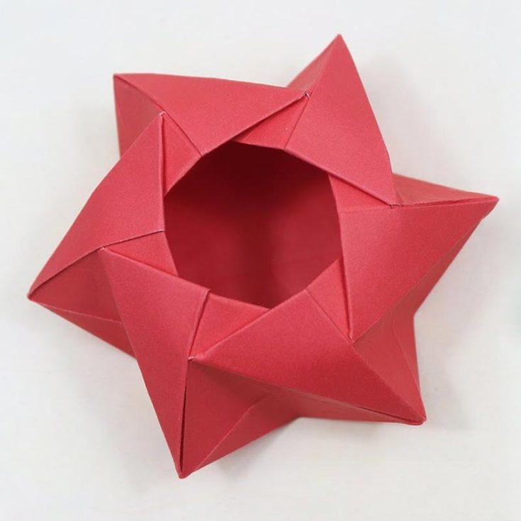Check out this amazing star box! We&rsquo;ve definitely shown quite a few varieties of star boxes by now, but that doesn&rsquo;t take away any merit from making another! Furthermore, the lavish design makes it a wonderful decoration piece for your living room. Try it out and let us know!