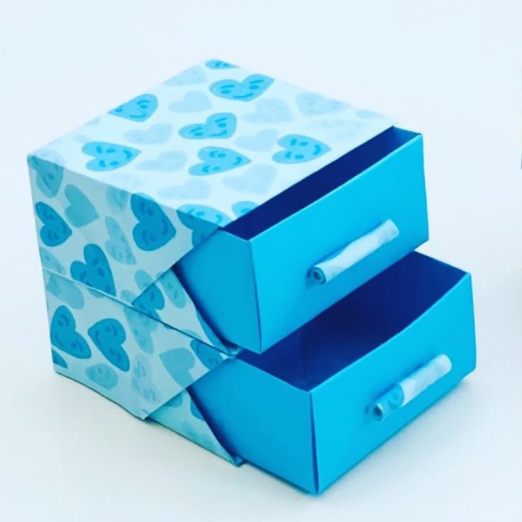 Just look at how cute these mini drawers are! Utilizing 4 pieces of origami paper to make some paper folding boxes and some glue, you can create an adorable miniature drawer too! You can even customize different drawers using chiyogami paper to give it a more aesthetic look!