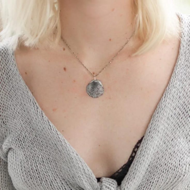 For those who adore beach-inspired accessories, this simple seashell necklace is a true gem. Instead of splurging on expensive handmade pieces, crafting your own DIY seashell necklace is a fun and affordable way to enjoy tropical elegance.
