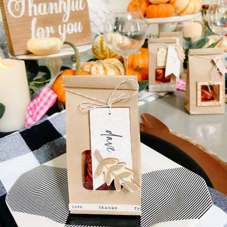 Planning a fall dinner? Why not elevate your gathering with Thanksgiving treat bag place cards featuring elegant gilded wooden embellishments? These treat bags not only seat your guests but also offer a sweet surprise for them to take home after the meal!