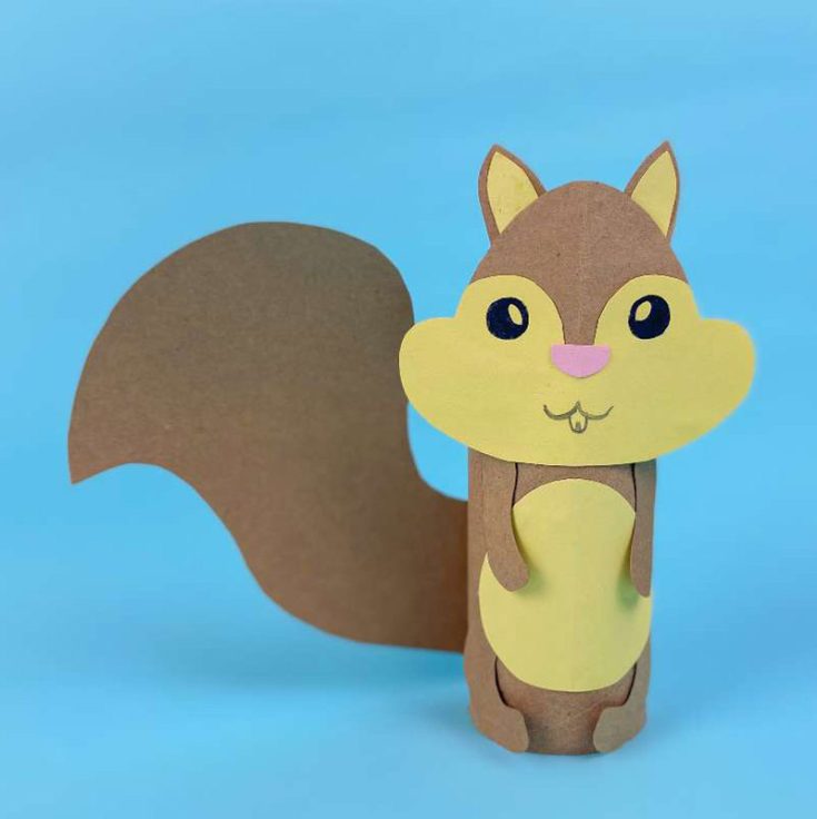 If you are looking for a relaxing evening craft during the fall, check out this adorable toilet paper roll squirrel craft! Follow this easy step-by-step guide with its free printable template to start crafting this chubby critter.