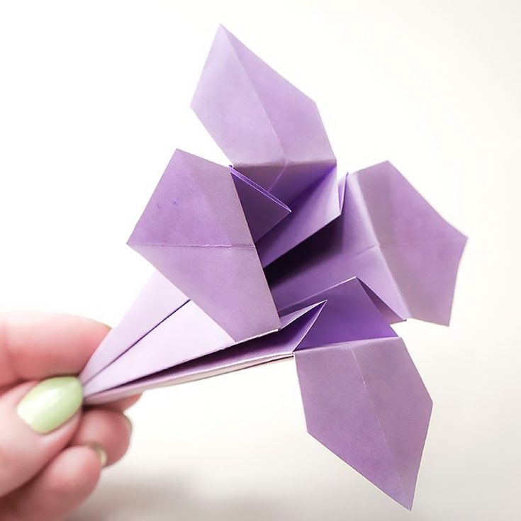 This origami lily is one of the easiest origami flowers for beginners. It's so simple, and it only takes 5 minutes to learn!