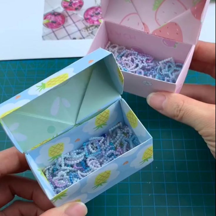 Check out this cute little treasure chest! With 2 paper and some glue, you too can make this adorable little box! Put in some handmade gifts and gift it to your best friend, they&rsquo;ll definitely appreciate the gesture!
