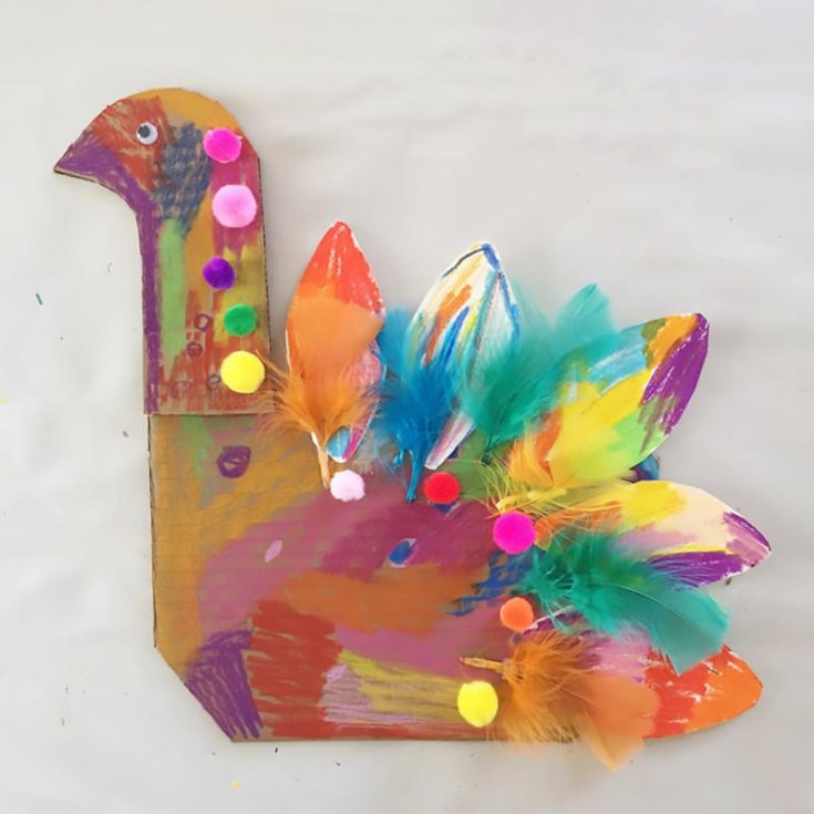Here is a craft for you and your children to try out that uses cardboard! This simple and easy craft will bring your Thanksgiving decoration to life with its energetic colors!