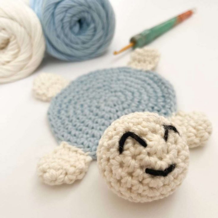 This adorable turtle crochet coaster brings a bit of whimsy to your home. This charming design adds a playful touch while showcasing your love for crochet and marine wildlife!