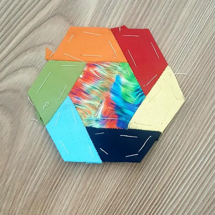 Twisted hexagons are made up of 1 hexagon and 6 half-hexagon EPP templates of the same size. This pattern will help you create a more visually appealing hexagonal pattern for your quilt.